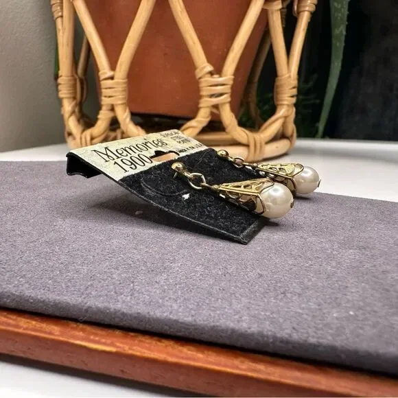 Vtg Memories 1900 Pearl Drop Earrings Gold Tone Filigree Shell Cap Made in USA - Picture 5 of 10